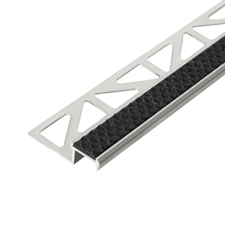 Detailaufnahme Treppenkantenprofil Aluminium rutschhemmend mit nachtschwarzer Einlage #A0001724
#A0002701
