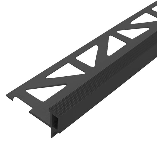 Nahaufnahme Stufenprofil Squarestep Aluminium mit Schenkel mit Dreieckstanzung, geriffelter Trittkante und schmalen Kantenschutz nach unten #farbe_schwarz