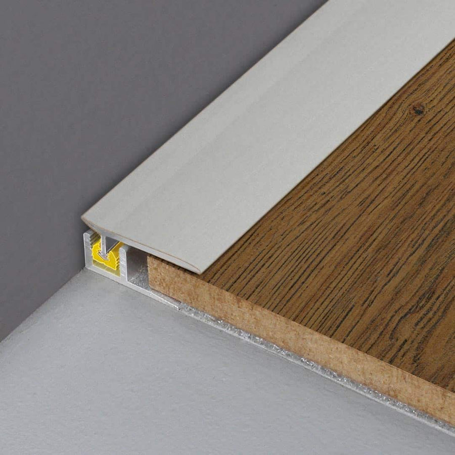 Verbautes silber,eloxiertes Wandanschlussprofil Clip mit braunen eingeschobenen Holzboden #farbe_silber