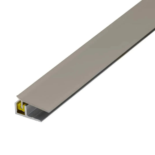 Detailaufnahme titan,eloxiertes Wandanschlussprofil Clip. Bodenprofil, gelber Clip und Topprofil #A0003705
#A0003706
