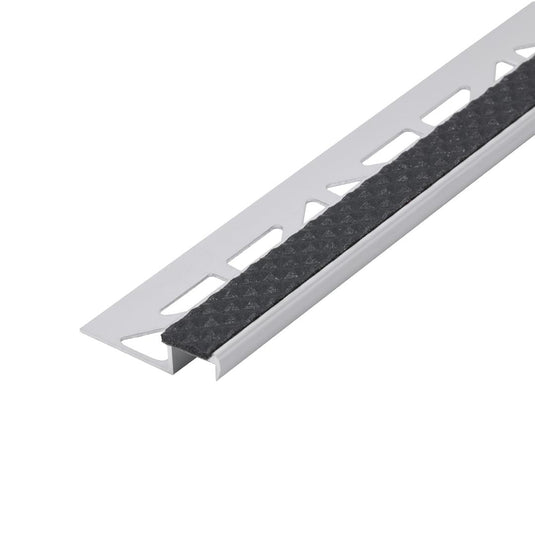 Detailaufnahme Treppenkantenprofil Aluminium rutschhemmend mit schwarzer Einlage #farbe_anthrazit