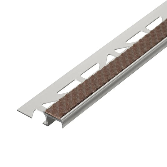 Detailaufnahme Treppenkantenprofil Aluminium rutschhemmend mit brauner Einlage #farbe_kakao