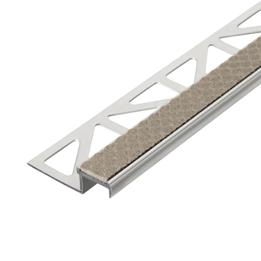 Detailaufnahme Treppenkantenprofil Aluminium rutschhemmend mit sandfarbener Einlage #farbe_sand