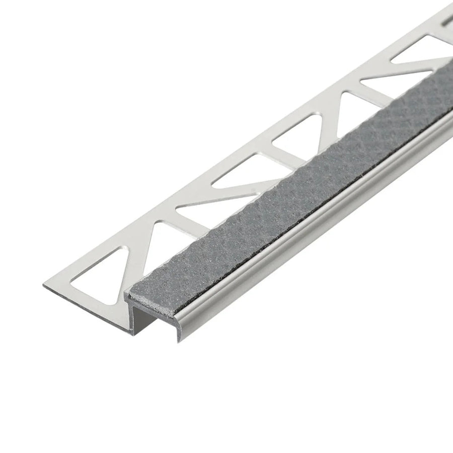 Detailaufnahme Treppenkantenprofil Aluminium rutschhemmend mit stahlgrauer Einlage #farbe_stahlgrau